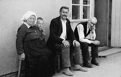 словенская семья, фото времён 2-й мировой войны; взято с сайта http://www.kdu.at/geschichte/vertreibung/vertreibung.htm